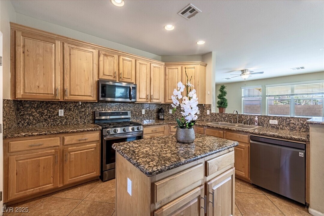 9561 Rolling Thunder Ave in Las Vegas, NV - Building Photo
