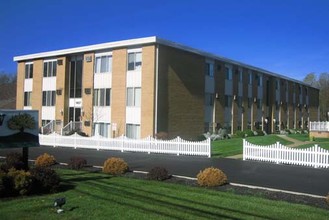 Falls Landing in Cuyahoga Falls, OH - Building Photo - Building Photo