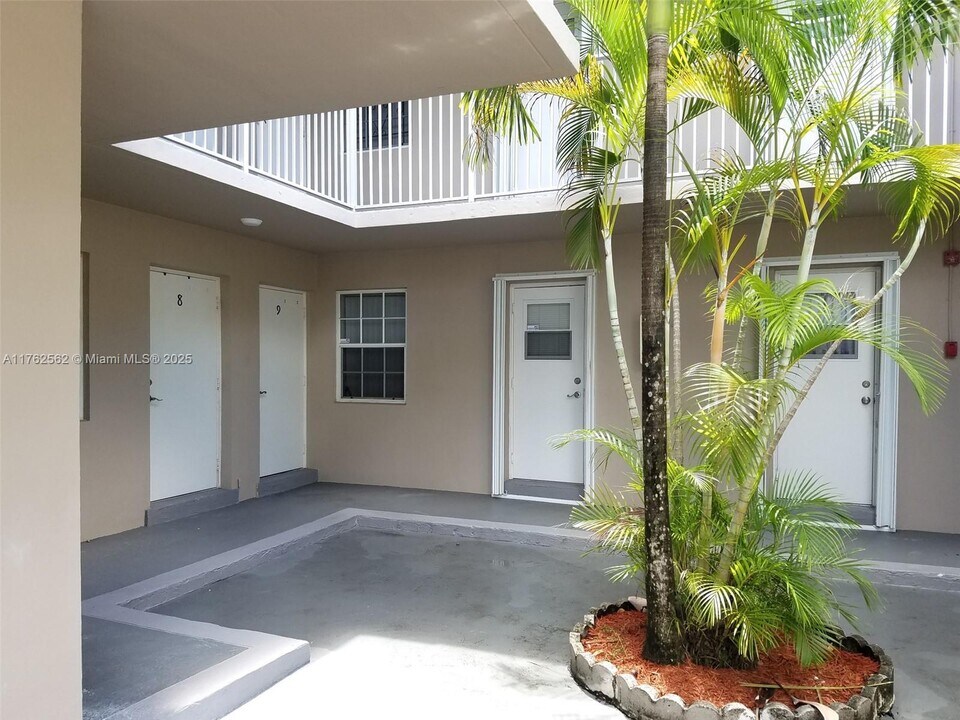 6565 Santona St in Coral Gables, FL - Building Photo