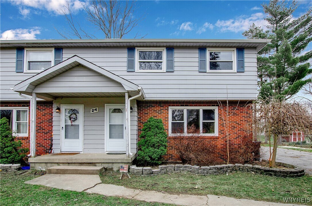 24 Faahs Dr in Orchard Park, NY - Building Photo