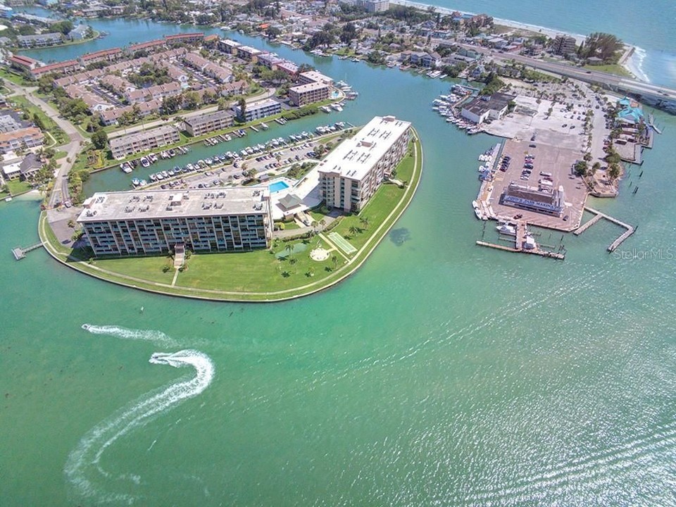1 Key Capri, Unit 405E in Treasure Island, FL - Building Photo