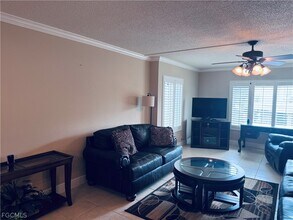 2264 Winkler Ave in Ft. Myers, FL - Foto de edificio - Building Photo