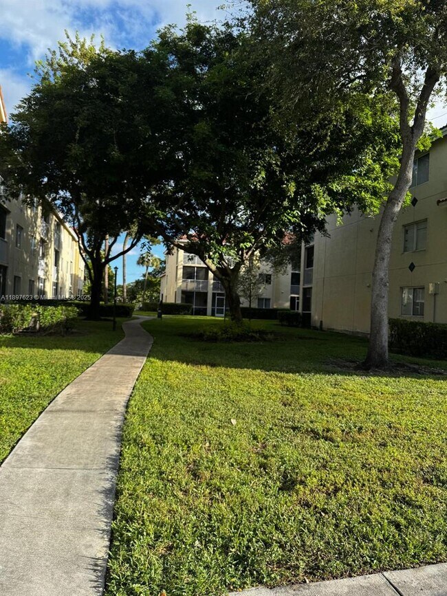 450 S Park Rd in Hollywood, FL - Building Photo - Building Photo