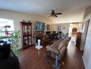 212 Oak Meadow Ln in Paso Robles, CA - Foto de edificio - Building Photo