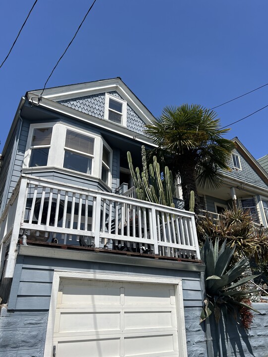 76 Latona St in San Francisco, CA - Building Photo