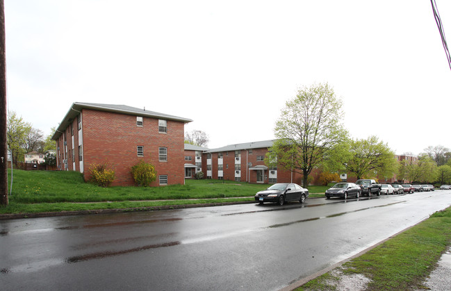 Willow Brook Apartments in New Britain, CT - Foto de edificio - Building Photo