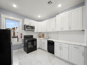 214 Wegman Pkwy in Jersey City, NJ - Building Photo - Building Photo