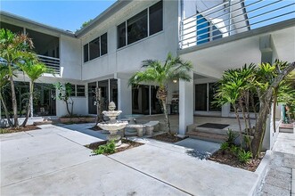 18610 Wayne Rd in Odessa, FL - Foto de edificio - Building Photo