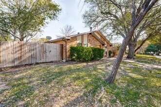 8514 Sikorski Ln in Dallas, TX - Building Photo - Building Photo