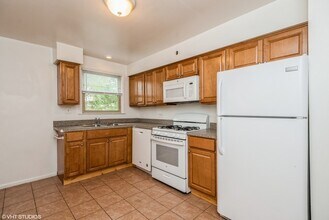 2001 W Touhy Ave in Chicago, IL - Building Photo - Building Photo