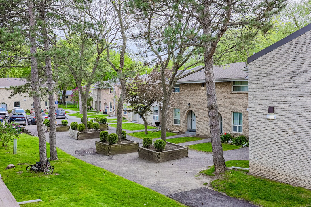 Creekside Townhomes in Oshawa, ON - Building Photo