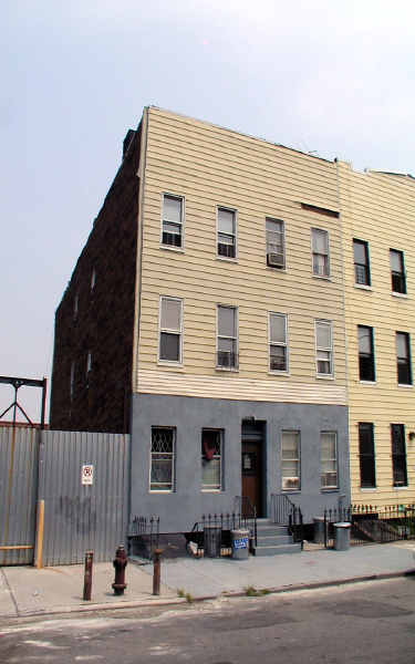 23 Ingraham St in Brooklyn, NY - Building Photo