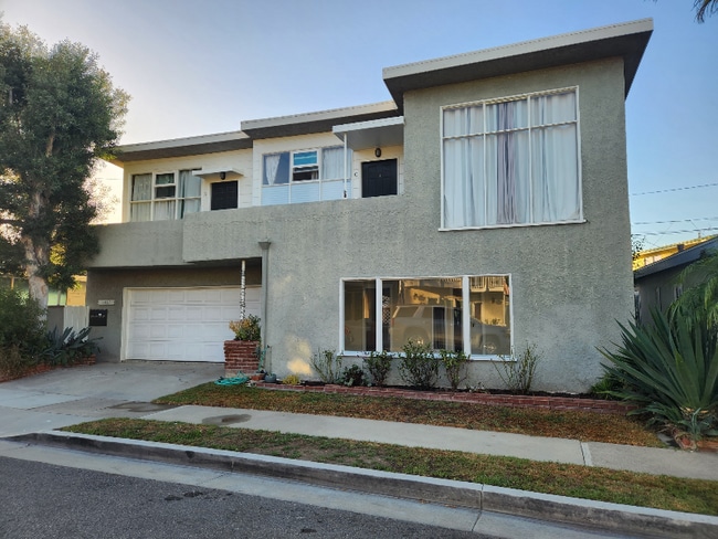 1521 Marine Ave in Seal Beach, CA - Foto de edificio - Building Photo