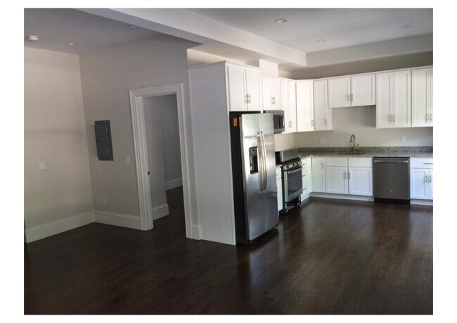 2044 Beacon St, Unit 2 in Waban, MA - Building Photo - Building Photo