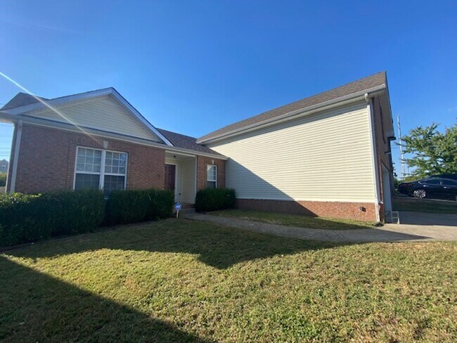 3463 Oak Creek Dr in Clarksville, TN - Building Photo - Building Photo