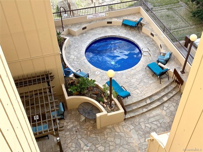 320 Lili?uokalani Ave in Honolulu, HI - Building Photo - Building Photo