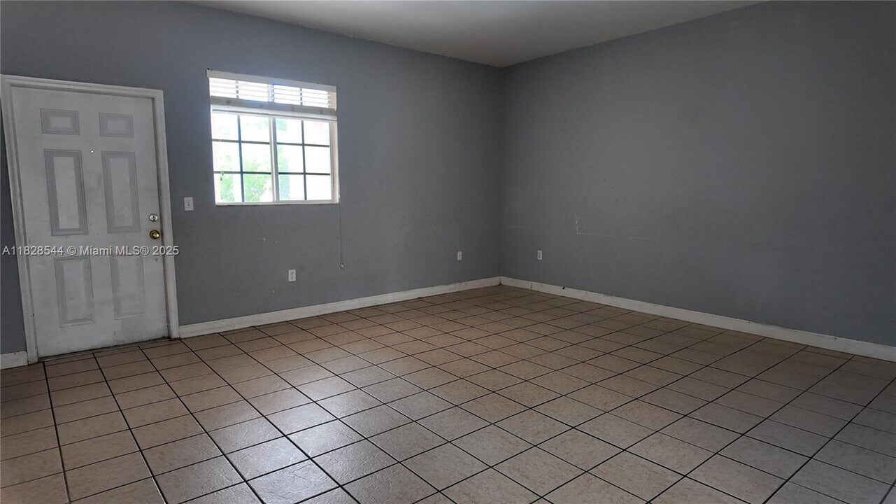 374 NE 26th Ave in Homestead, FL - Building Photo