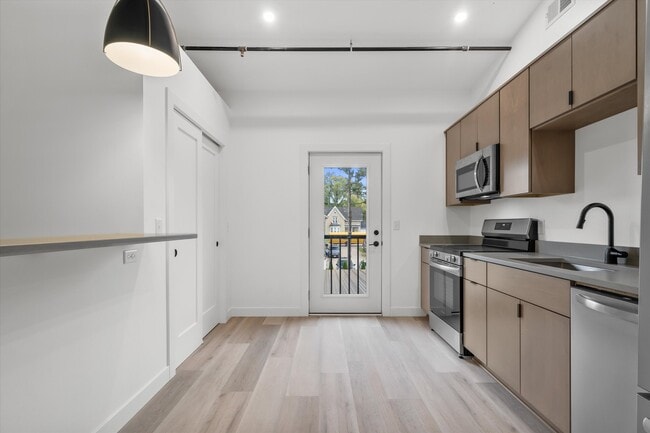 308 Oak St, Unit 201 in Slinger, WI - Building Photo - Building Photo