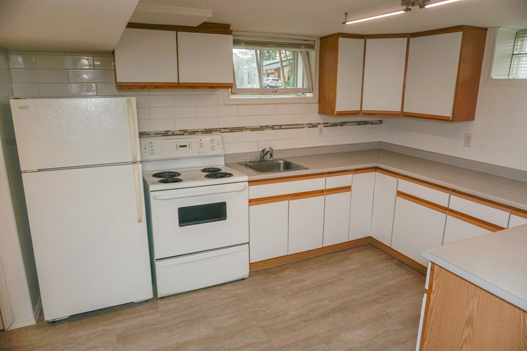 2712 Sinton Ave in Regina, SK - Building Photo