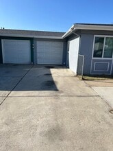 1616 E Grand Ave in Escondido, CA - Foto de edificio - Building Photo