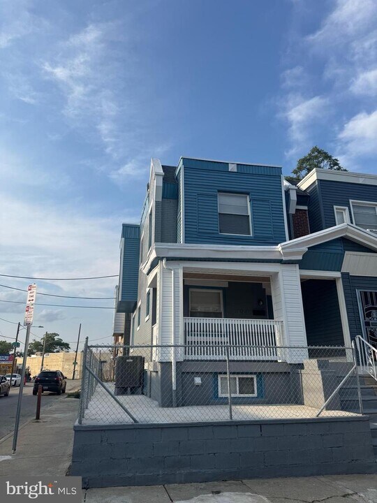 1945 W Airdrie St in Philadelphia, PA - Building Photo