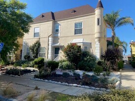 1079 S Orange Grove Ave in Los Angeles, CA - Building Photo