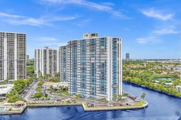 20515 E Country Club Dr in Aventura, FL - Building Photo