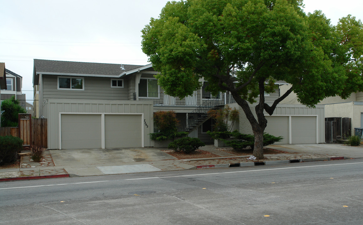 7362 Rainbow Dr in Cupertino, CA - Foto de edificio