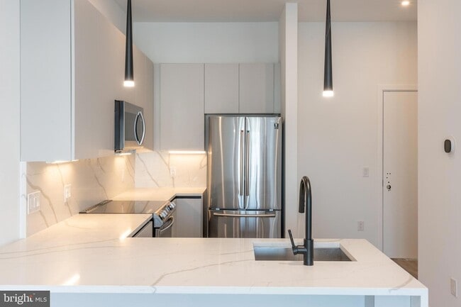 3120 W Jefferson St, Unit 402 in Philadelphia, PA - Building Photo - Building Photo