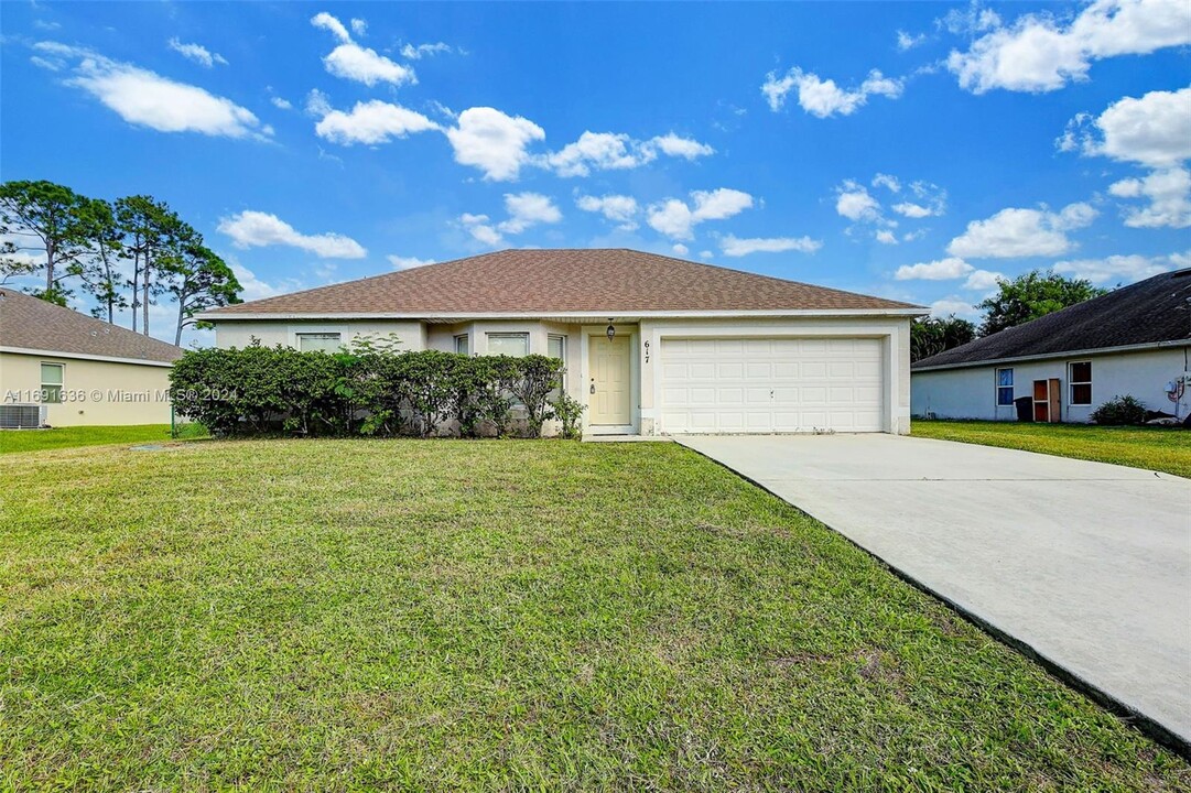 617 NW Cardinal Dr in Port St. Lucie, FL - Building Photo