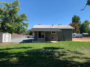 926 SW Greenwood Ave in Grants Pass, OR - Building Photo - Building Photo