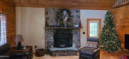 9 Hemlock Dr in Schroon Lake, NY - Building Photo - Building Photo