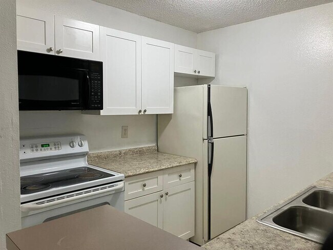 4025 W McNab Rd in Pompano Beach, FL - Foto de edificio - Building Photo