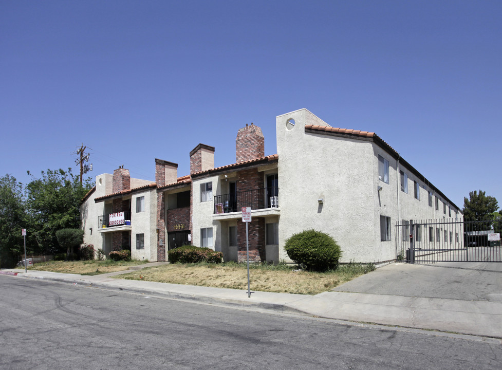 933 E Avenue Q4 in Palmdale, CA - Building Photo