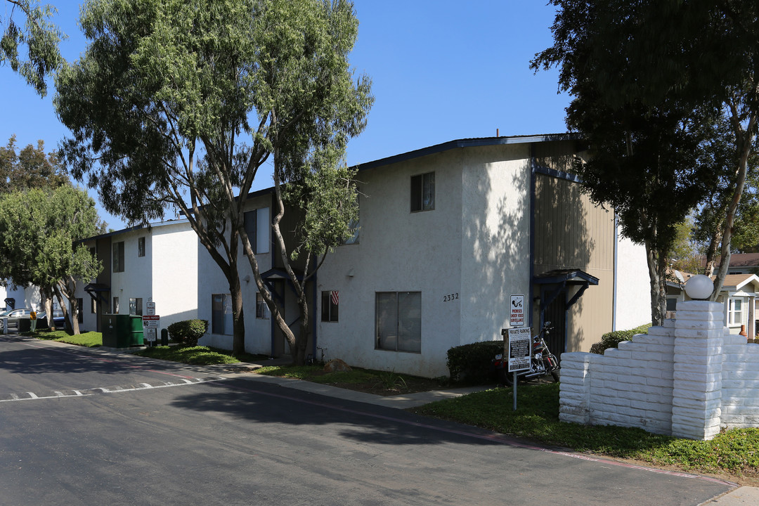 Country Airre Apartments in San Diego, CA - Building Photo