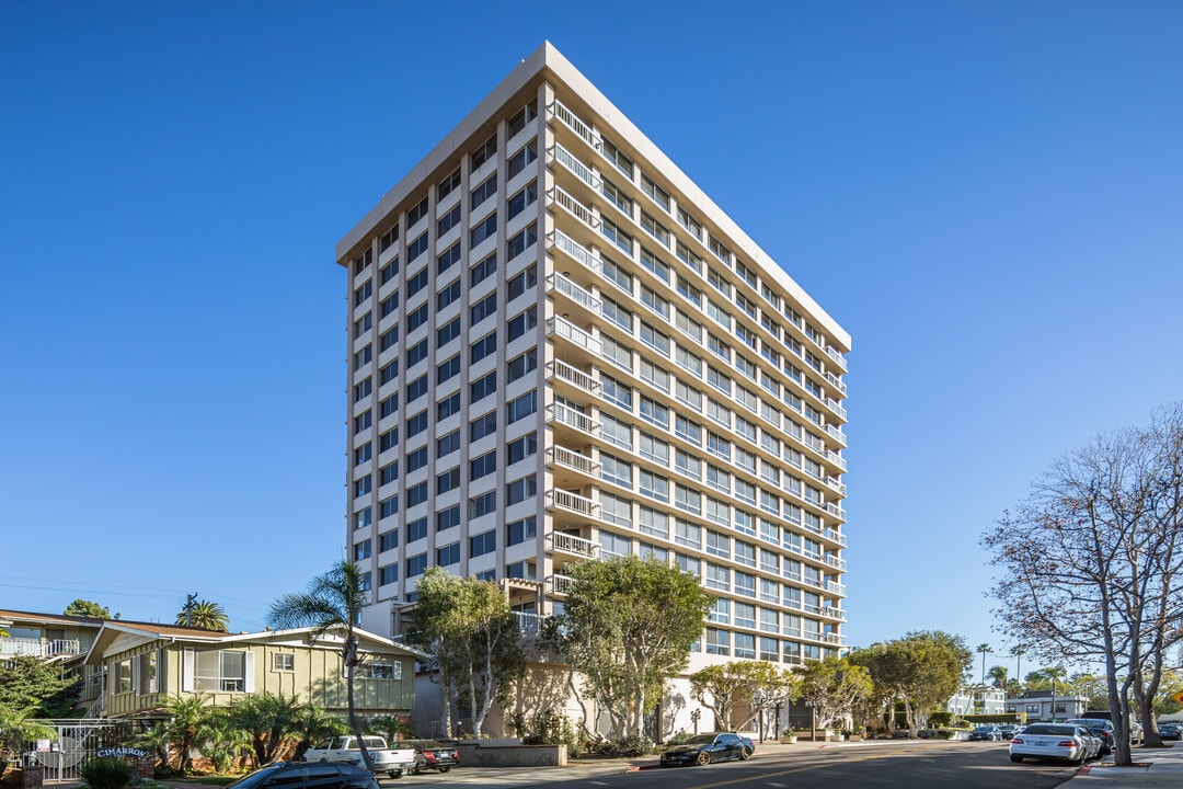 Century Plaza Towers in San Diego, CA - Foto de edificio