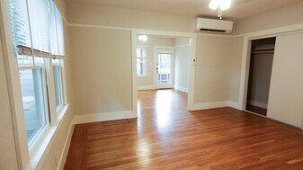 2724 H St, Unit Apartment D in Sacramento, CA - Building Photo