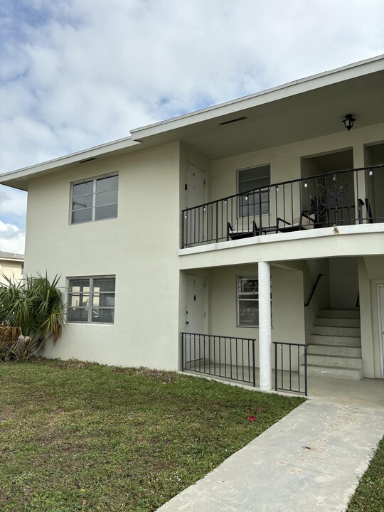 120 SE 1st St in Boynton Beach, FL - Building Photo