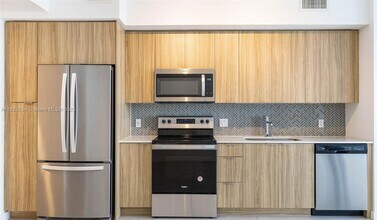 2150 N Bayshore Dr, Unit 2407 in Miami, FL - Building Photo - Building Photo