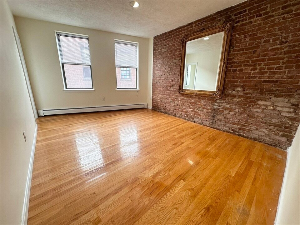 40 Lewis St, Unit #3 in Boston, MA - Building Photo
