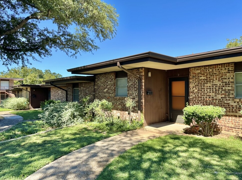 Lyn Quita in Brownwood, TX - Building Photo