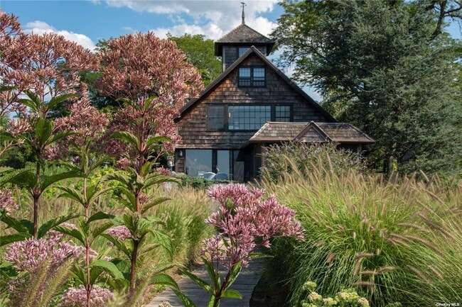 3 Water Ln in Manhasset, NY - Building Photo - Building Photo