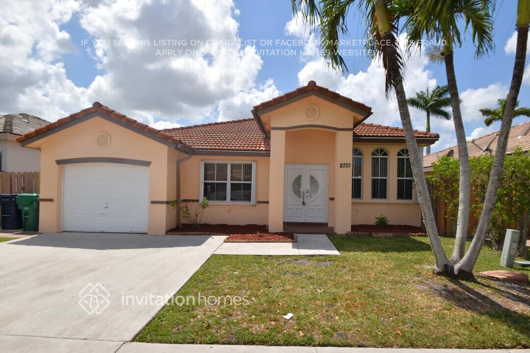 8210 SW 163rd Pl in Miami, FL - Foto de edificio