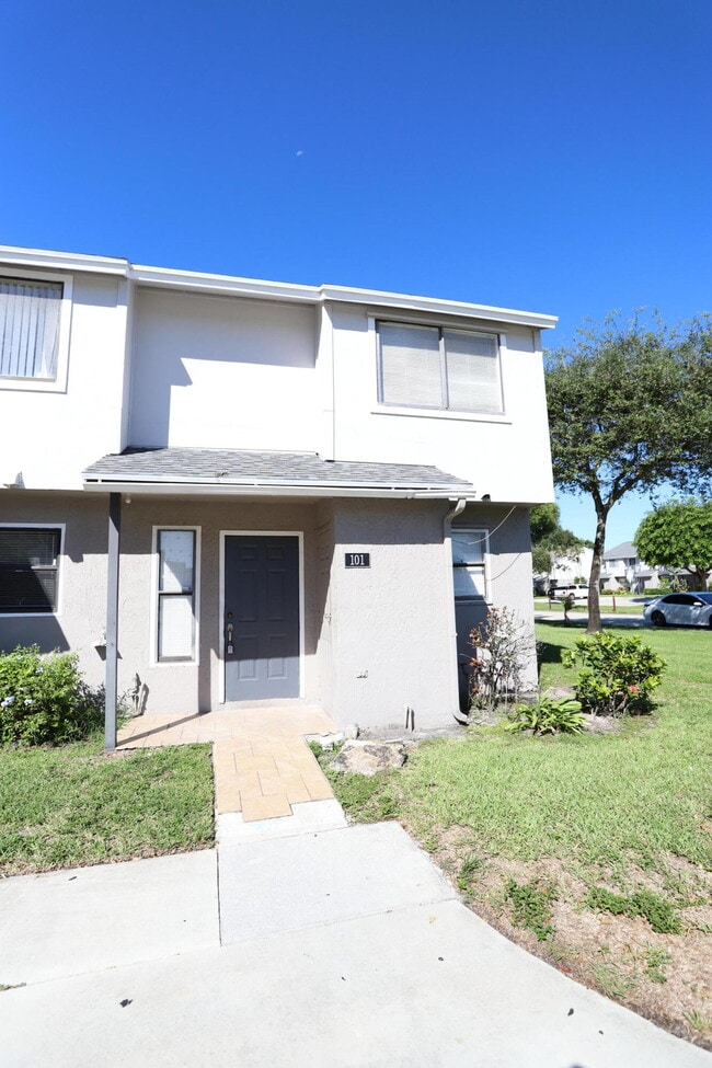 101 Shoreview Dr in Greenacres, FL - Building Photo - Building Photo