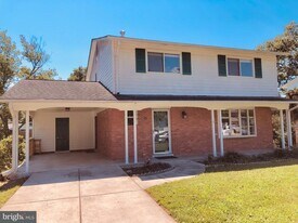 8121 Edmonton Ct in West Springfield, VA - Building Photo