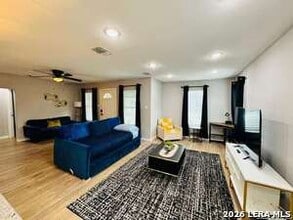 1035 W Wildwood Dr in San Antonio, TX - Building Photo - Building Photo