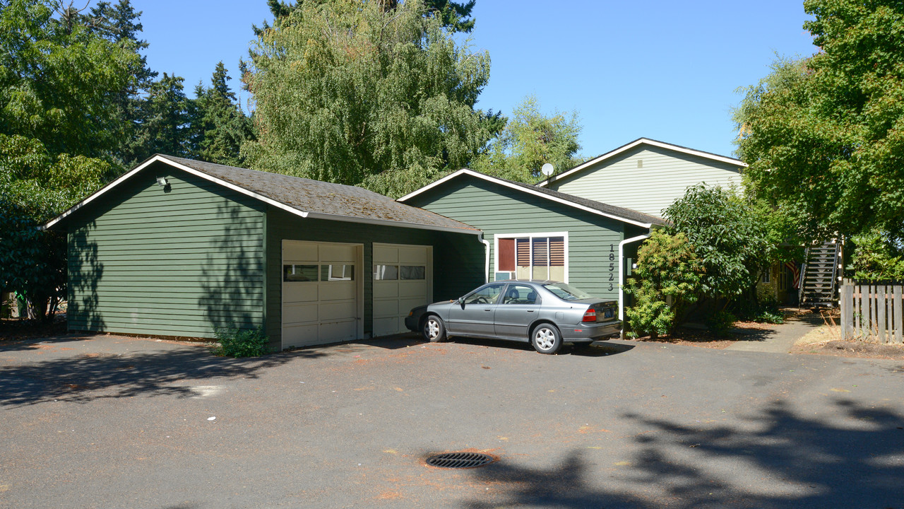 18523-18535 SE Yamhill St in Portland, OR - Building Photo