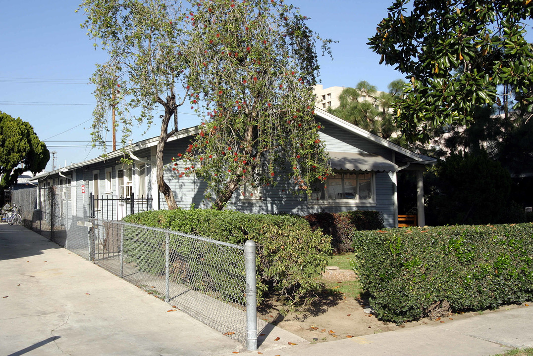 Lourine Court Apartments in North Hollywood, CA - Foto de edificio