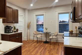 44 Oakwood Ave, Unit 3 in West Hartford, CT - Building Photo - Building Photo