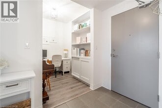 10 Concord Pl in Grimsby, ON - Building Photo - Building Photo